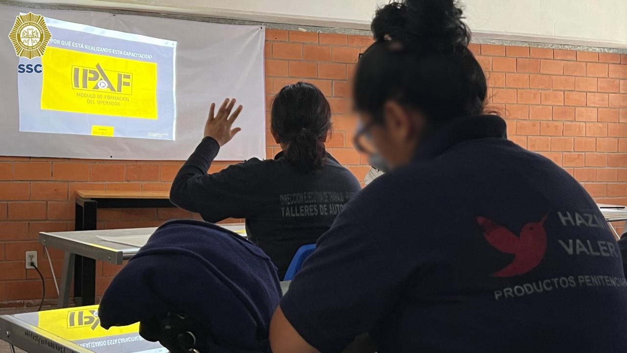 Student raises hand in educational session