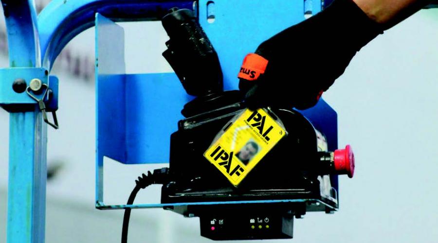 The IPAF Smart PAL Card on a machine scanner