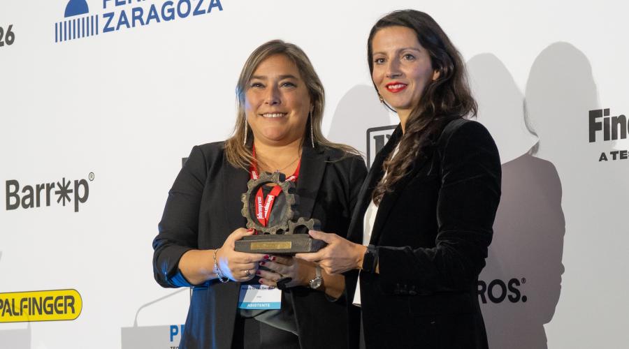 Ainara receiving award